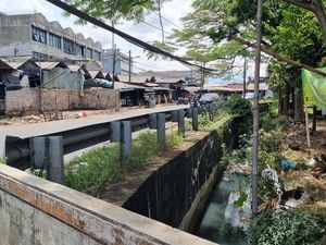 Selokan di Pasar Cimanggis Juga Jadi Tempat Buang Sampah, Muncul Bau Busuk