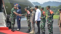 KSAD berangkat dari Lanud Soewondo menggunakan pesawat TNI AU CN A-2908 dan tiba di Bandara Pinangsori. Setibanya di bandara, KSAD bersama Pangdam I/Bukit Barisan Mayjen Hendy Antariksa, Danrem 023/Kawal Samudera, Dandim 0211/Tapanuli Tengah, serta Bupati Tapanuli Tengah langsung meninjau SD Negeri 1A dan 1B di Kelurahan Tukka. (Dok. Kodam I/BB)