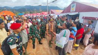 Rangkaian kunjungan kemudian dilanjutkan ke Posko Pengungsi Simpang Sipange dan sekolah darurat. KSAD meninjau langsung kondisi pengungsi, fasilitas pelayanan, serta proses pembelajaran sementara bagi siswa terdampak bencana. (Dok. Kodam I/BB)