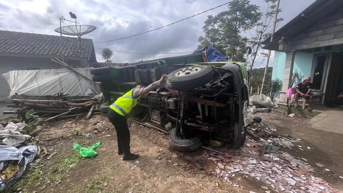 Truk bermuatan keramik yang tidak kuat melewati tanjakan mengalami kecelakaan di Ketep, Kecamatan Sawangan, Kabupaten Magelang, Jumat (9/1/2025).