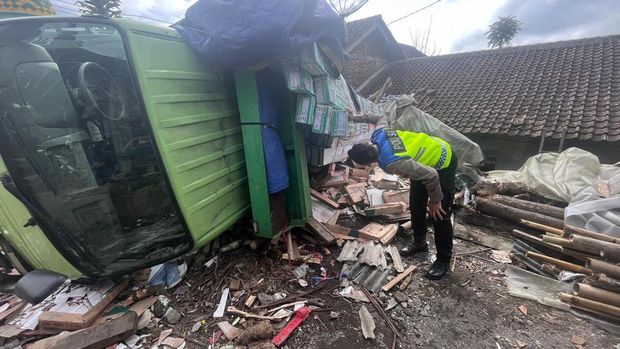 Kecelakaan Magelang Truk bermuatan keramik yang tidak kuat melewati tanjakan mengalami kecelakaan di Ketep, Kecamatan Sawangan, Kabupaten Magelang, Jumat (9/1/2025).