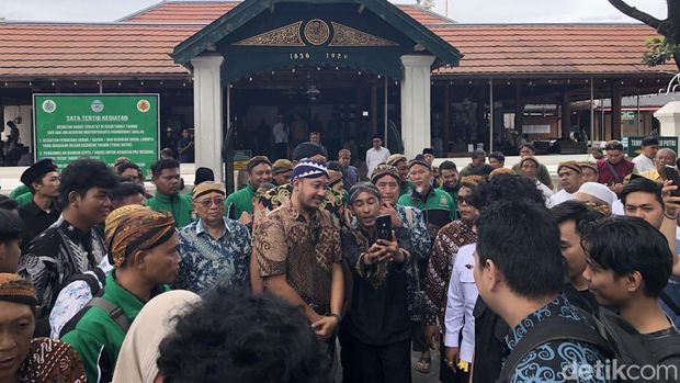 Paku Buwono XIV Mangkubumi usai melaksanakan Salat Jumat di Masjid Gedhe Mataram Kotagede, Kota Jogja, Jumat (9/1/2026).