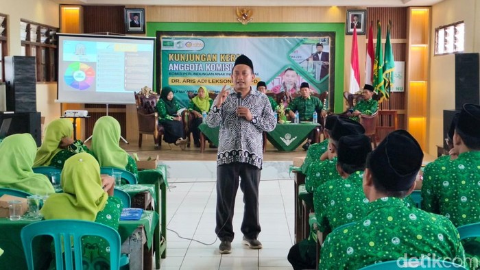 Komisioner KPAI, Aris Adi Leksono saat kegiatan sosialisasi di Lembaga Ma’arif NU Dadapan, Kecamatan Solokuro,. Lamongan.