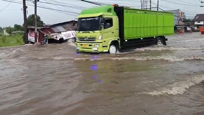 Waspada! Jalan Nasional di Mojokerto Ini Langganan Banjir