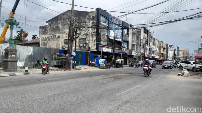 Warga Keluhkan Lubang dan Kabel Semrawut di Jalan Zainul Arifin