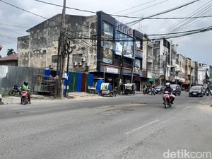 Warga Keluhkan Lubang dan Kabel Semrawut di Jalan Zainul Arifin