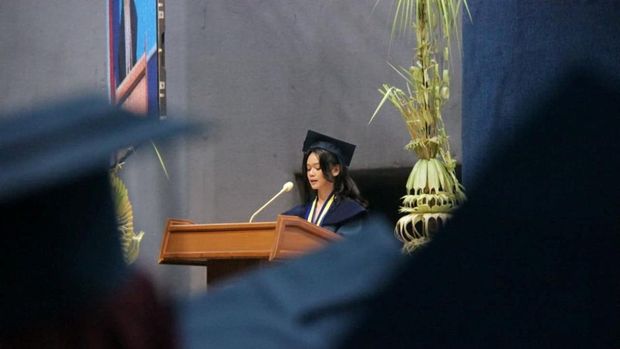 Lea saat Wisuda Oktober 2025 di Sabuga ITB.
