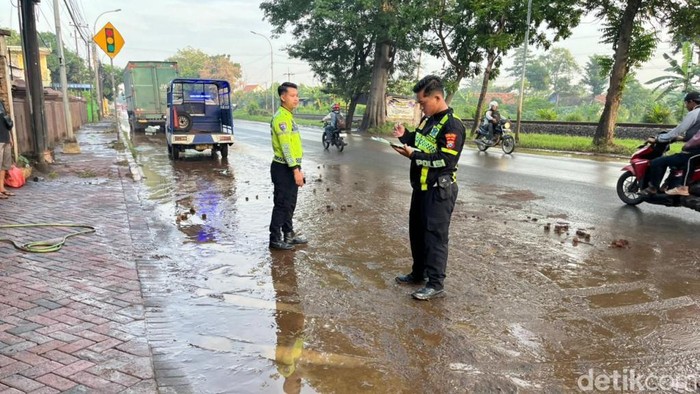 Terpeleset Lumpur Banjir, Pemotor Tewas Tertabrak Truk di Pantura Pasuruan