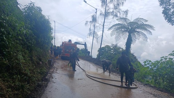 Material Longsor Jalur Wisata Bromo Tuntas Dibersihkan, Arus Lalin Buka Tutup