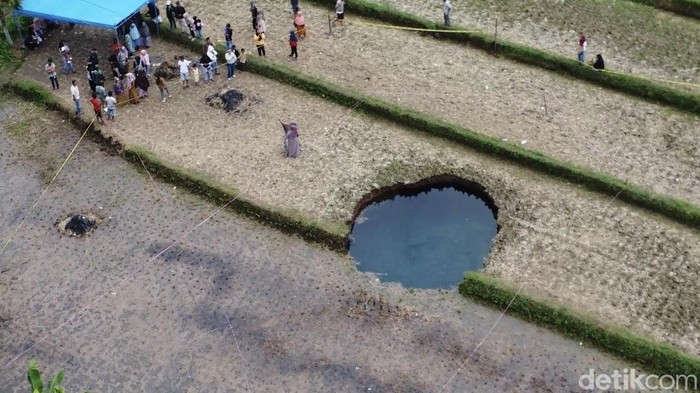 Wagub Sumbar Minta Air Sinkhole Tak Diminum: Mengandung Bakteri, Bukan Obat!