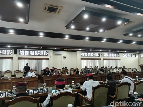 Made Suparta Ketua Panitia Khusus (Pansus) TRAP DPRD Bali dalam rapat DPRD bersama Jatiluwih membahas upaya pelestarian Subak Jatiluwih di Gedung DPRD Bali, Kamis, (8/1/2026)