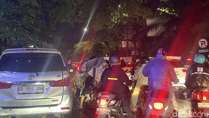 Jalan Hertasning Makassar Macet Parah Malam Ini gegara Mobil Boks Terperosok