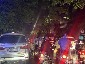 Jalan Hertasning Makassar Macet Parah Malam Ini gegara Mobil Boks Terperosok