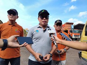 Pengelola Ungkap Pemicu Sampah di Pasar Induk Kramat Jati Menggunung