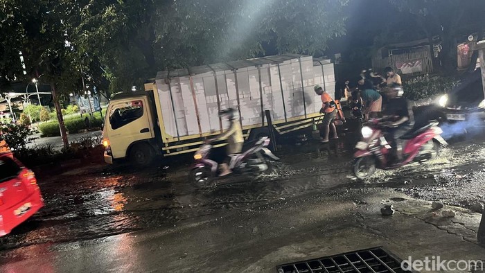 Truk Angkut Bata Ringan Terperosok di Jalan Berlubang Hertasning Makassar