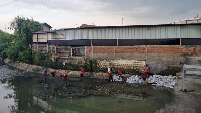 Normalisasi sungai di Surabaya
