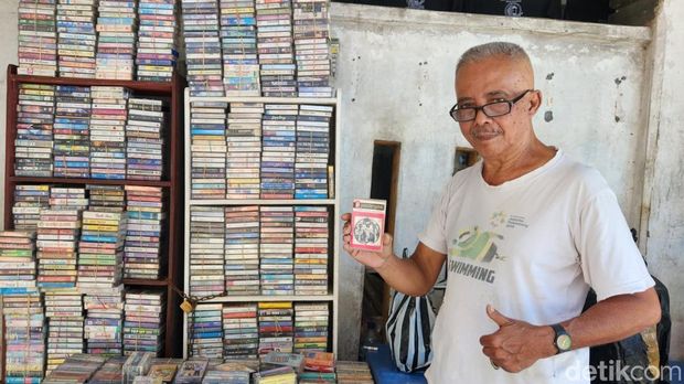 Pak Priyo penjual kaset pita di Pasar Beringharjo, Selasa (6/1/2026).
