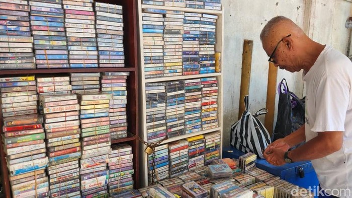 Nostalgia Kejayaan Kaset Pita Bersama Pak Priyo di Pasar Beringharjo