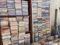 Nostalgia Kejayaan Kaset Pita Bersama Pak Priyo di Pasar Beringharjo