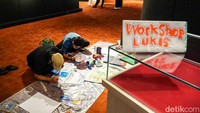 Tak hanya menikmati karya, pengunjung juga diajak terlibat langsung lewat workshop melukis. Area khusus disediakan lengkap dengan kanvas dan cat, memberi ruang bagi siapa pun untuk mengekspresikan pandangannya.