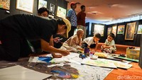 Anak-anak hingga orang dewasa tampak antusias mencoba melukis. Aktivitas ini menjadikan pameran terasa hidup.