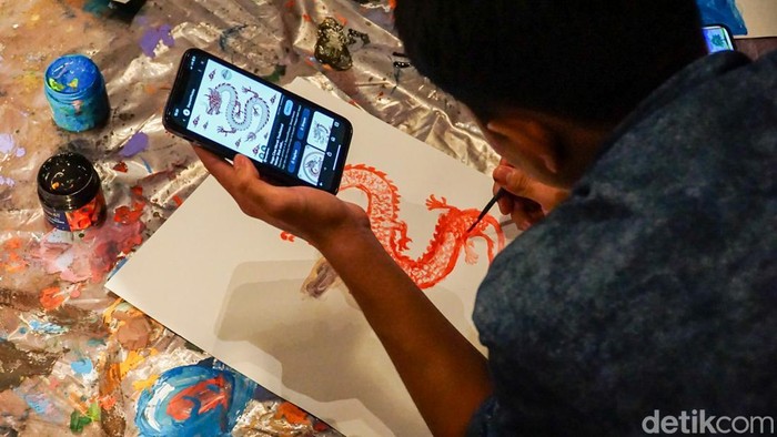 Perpustakaan Nasional RI tak hanya menjadi ruang membaca, tetapi juga ruang perjumpaan seni dan isu lingkungan, Jumat (09/01/2026). Di lantai 4 Perpusnas Jakarta Pusat, pengunjung disuguhi pameran lukisan bertema bumi dan keberlanjutan.