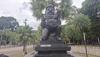 Mengapa Ada Patung Dwarapala Pemakan Manusia di Pintu Utara GBK?
