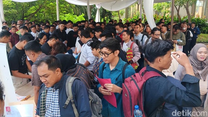 Membludak! Pelamar Serbu Lowongan Trans Luxury Hotel, Sampai Putari Transpark