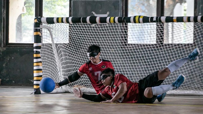 Atlet National Paralympic Committee (NPC) Indonesia cabang olah raga goalball Andi Santoso (kanan) dan Muhamad Yogi Prayoga (kiri) berusaha menghalau bola saat mengikuti Pemusatan Latihan Nasional (Pelatnas) di Gor Baturan, Karanganyar, Jawa Tengah, Jumat (9/1/2026). Pemusatan latihan untuk persiapan ASEAN Para Games 2025 di Thailand 20-26 Januari 2026 mendatang. ANTARA FOTO/Mohammad Ayudha/YU