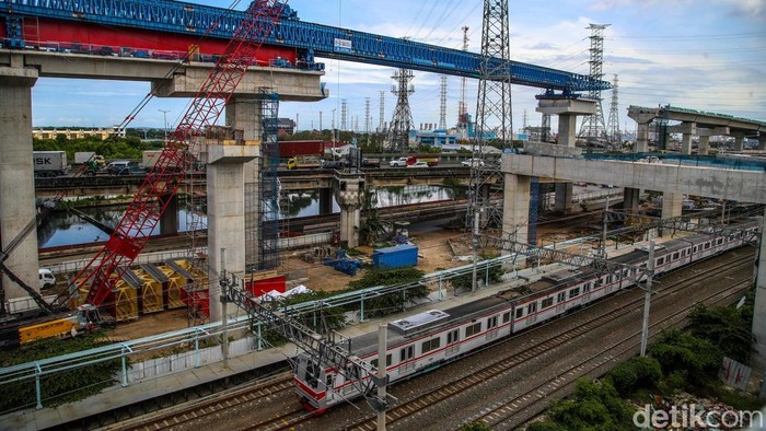 Sejumlah pekerja mengerjakan proyek tol pelabuhan di kawasan Jalan RE Martadinata, Ancol, Jakarta Utara, Jumat (9/1/2026). Jalan tol ini dirancang untuk mendukung pergerakan kendaraan logistik dari dan menuju pelabuhan, sehingga diharapkan mampu mengurai kepadatan lalu lintas di sepanjang Jalan RE Martadinata yang selama ini kerap dipadati truk kontainer dan kendaraan berat.