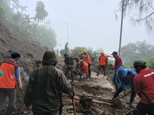 Jalur Wisata Bromo Tertutup Longsor, Material Mulai Dibersihkan