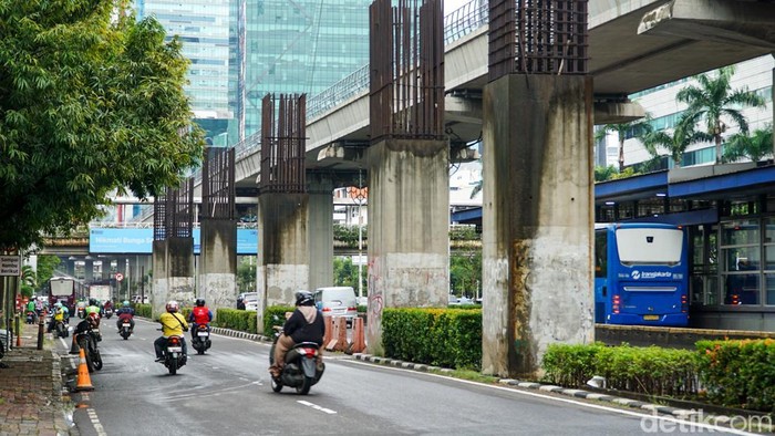 Sisa proyek monorel yang mangkrak di Jalan HR Rasuna Said, Jakarta Selatan, akhirnya akan dibongkar, Jumat (9/1/2026). Pemerintah Provinsi DKI Jakarta memastikan pembongkaran tiang monorel dimulai pada Rabu pekan depan.