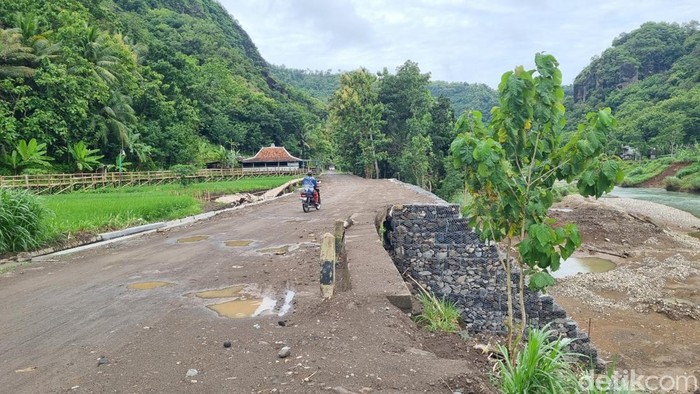 Hore! Jalan Amblas di Kedungmiri Sudah Bisa Dilewati Lagi