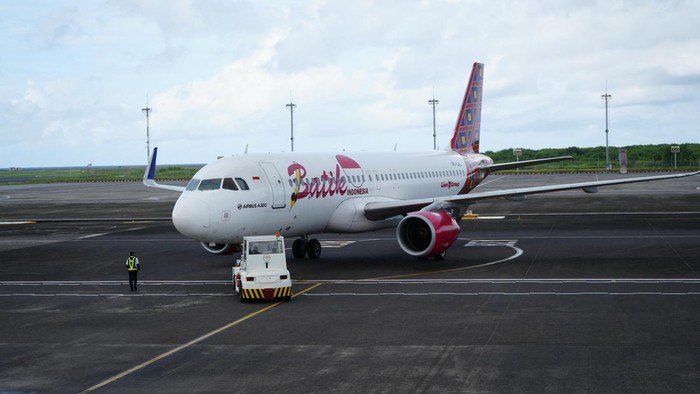Penerbangan perdana rute Denpasar-Tambolaka oleh Batik Air di Bandara Internasional I Gusti Ngurah Rai. Jumat (9/1/2026)(dok. Bandara Internasional I Gusti Ngurah Rai)