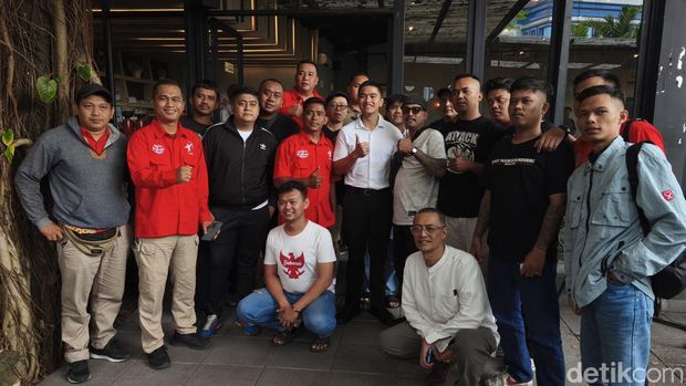 Owner Persis Solo Kaesang Pangarep, saat bertemu dengan suporter Persis Solo di Tomuan Coffee, Kelurahan Manahan, Kecamatan Banjarsari, Kota Solo, Jumat (9/1/2026).