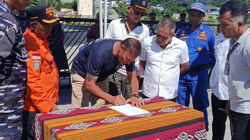 Perwakilan keluarga korban menandatangani berita acara penutupan operasi pencarian korban tenggelam kapal pinisi Putri Sakinah, di Labuan Bajo, Manggarai Barat, NTT, Jumat (9/1/2026) (Ambrosius Ardin)