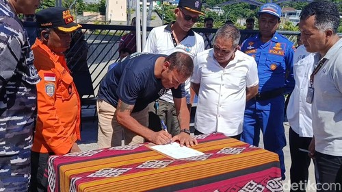 Perwakilan keluarga korban menandatangani berita acara penutupan operasi pencarian korban tenggelam KM Putri Sakinah di Labuan Bajo, Manggarai Barat, NTT, Jumat (9/1/2026). (Foto: Ambrosius Ardin/detikBali)