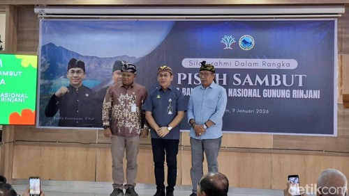Pisah sambut mantan Kepala Balai Taman Nasional Gunung Rinjani (BTNGR) Yarman dengan Kepala BTNGR yang baru Budhy Kurniawan didampingi Pengerakse MAS Lalu Sajim Sastrawan pada, Jumat (9/1/2026). (Foto: Ahmad Viqi/detikBali)