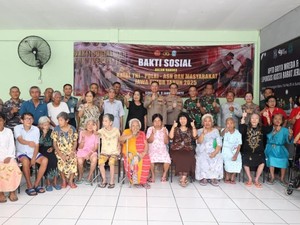 Polda Jatim Gelar Bakti Sosial Natal 2025, Salurkan Bantuan ke Masyarakat