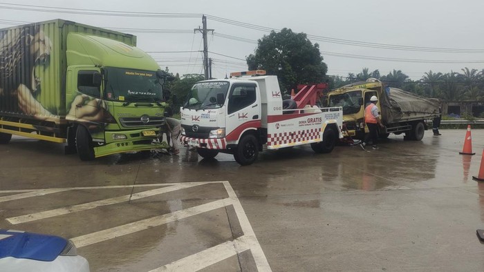 Dua Truk Bertabrakan di Exit Tol Jambi, Sopir Terjepit