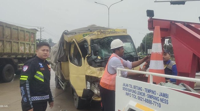 Polisi mengevakuasi korban dan kendaraan kecelakaan di exit tol Pijoan, Jambi