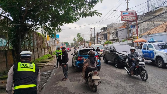 Polisi saat olah TKP kecelakaan di Palembang.
