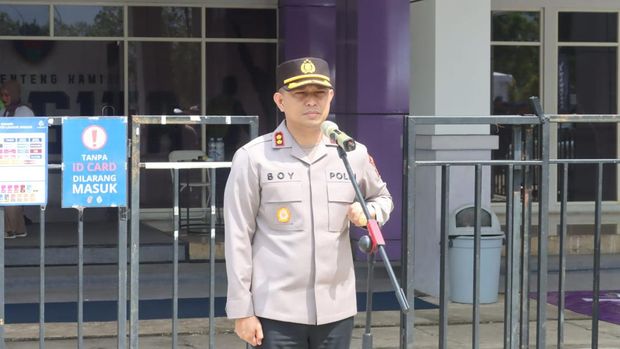 Polres Tangsel mengamankan laga Persita Tangerang Vs Borneo FC.