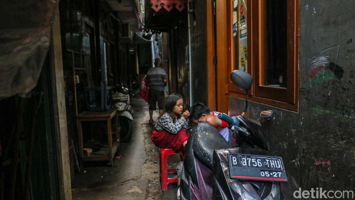 Permukiman padat penduduk berada beberapa meter di bawah permukaan Jalan I Gusti Ngurah Rai, Kelurahan Klender, Jakarta Timur, Jumat (9/1/2026).