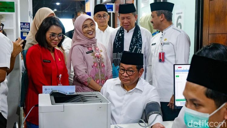 Pramono Cek Layanan di Puskesmas Kebayoran Lama