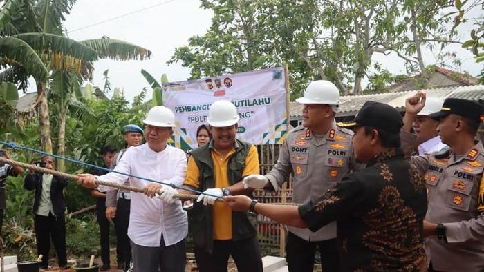 Proses peletakan batu pertama pembangunan rutilahu pasangan lansia di Subang