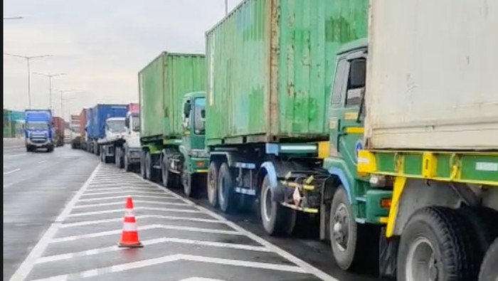 Exit Tol Semper Macet Parah Imbas Penumpukan Truk di Tanjung Priok
