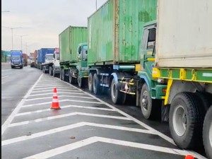 Exit Tol Semper Macet Parah Imbas Penumpukan Truk di Tanjung Priok