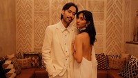 Vidi Aldiano tampil srrba putih dengan Sheila Dara Aisha. Sheila anggu memakai long dress dengan potongan backless. Foto: Instagram @vidialdiano