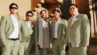 Celebrating Love #NGEGAZ, tulis Thariq Halilintar foto bersama beberapa grooms, di antaranya Al Ghazali, Vidi Aldiano, Harris Vriza, dan Arfa Rhohir. Foto: Instagram @thariqhalilintar